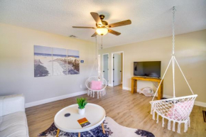Sebastian Retreat with Screened Porch 6 Mi to Beach